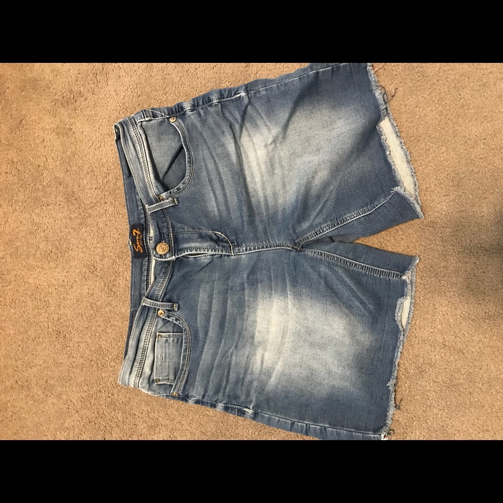 “Seven” jean short faded look